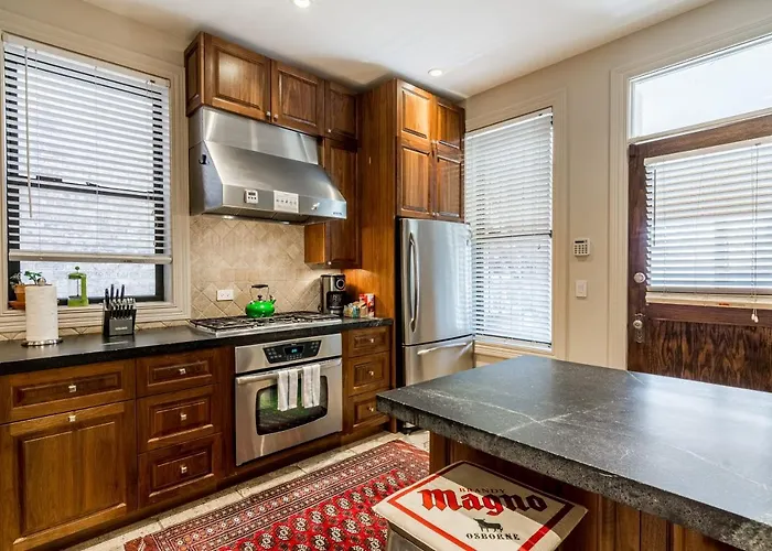 Apartment Logan Blvd Luxury! Enjoy The Well-equipped Kitchen And Prime Location Apts Chicago