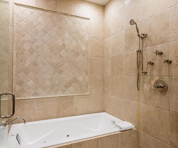 Logan Blvd Luxury! Enjoy The Well-equipped Kitchen And Prime Location Apts Apartment *