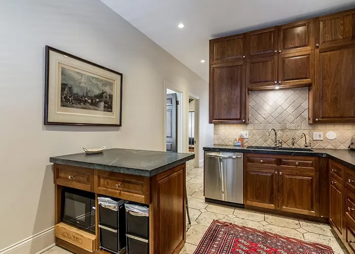 Logan Blvd Luxury! Enjoy The Well-equipped Kitchen And Prime Location Apts Apartment Chicago
